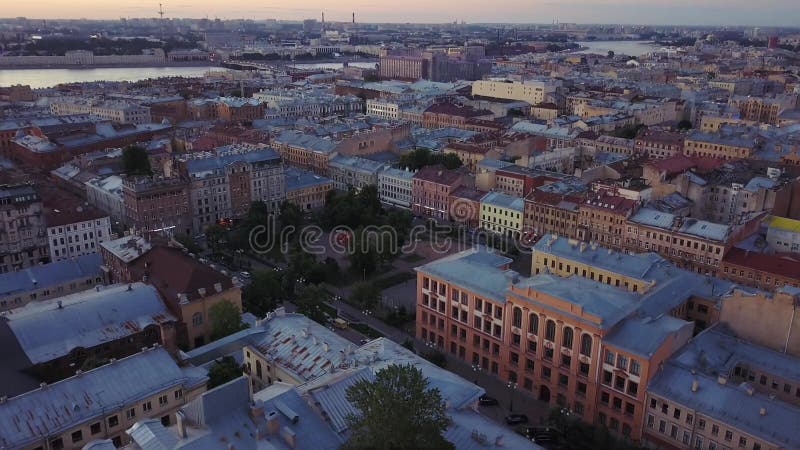 Παλαιά άποψη υψηλού σημείου κεντρικών πόλεων, καλοκαίρι που εξισώνει την εναέρια άποψη της Άγιος-Πετρούπολης, Ρωσία